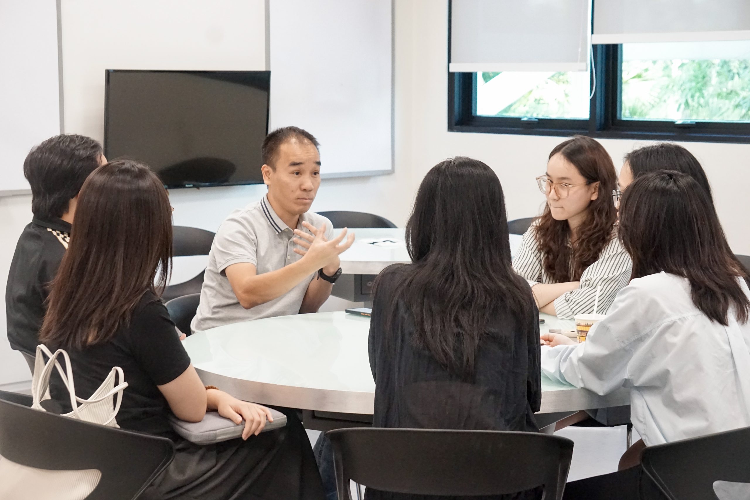 BUV Students Gain Exclusive Insights from Former Lazada Deputy CEO in Intimate Fireside Chat 