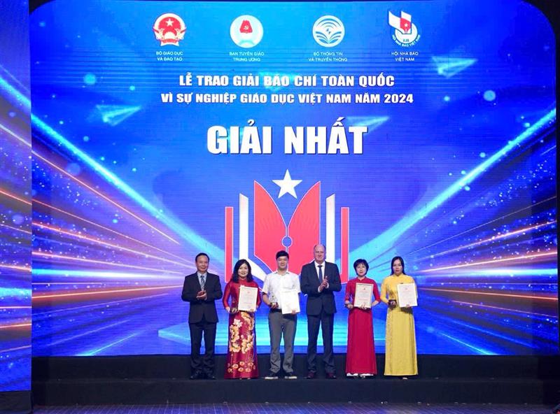 7 consecutive years of BUV accompanying the National Press Award “For the Cause of Vietnamese Education”